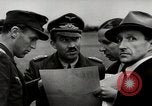 Standbild Adolf Galland allgemeine Der Jagdfleiger besuche AFB Berlin-Staaken Deutschland, 1944, aus Sekunde 15 historischem Filmmaterial Videoclip 65675028706