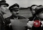 Standbild Adolf Galland allgemeine Der Jagdfleiger besuche AFB Berlin-Staaken Deutschland, 1944, aus Sekunde 16 historischem Filmmaterial Videoclip 65675028706