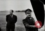 Standbild Adolf Galland allgemeine Der Jagdfleiger besuche AFB Berlin-Staaken Deutschland, 1944, aus Sekunde 17 historischem Filmmaterial Videoclip 65675028706