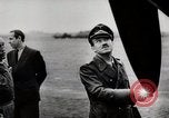 Standbild Adolf Galland allgemeine Der Jagdfleiger besuche AFB Berlin-Staaken Deutschland, 1944, aus Sekunde 18 historischem Filmmaterial Videoclip 65675028706