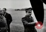Standbild Adolf Galland allgemeine Der Jagdfleiger besuche AFB Berlin-Staaken Deutschland, 1944, aus Sekunde 19 historischem Filmmaterial Videoclip 65675028706