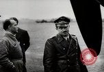 Standbild Adolf Galland allgemeine Der Jagdfleiger besuche AFB Berlin-Staaken Deutschland, 1944, aus Sekunde 20 historischem Filmmaterial Videoclip 65675028706