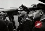 Standbild Adolf Galland allgemeine Der Jagdfleiger besuche AFB Berlin-Staaken Deutschland, 1944, aus Sekunde 24 historischem Filmmaterial Videoclip 65675028706