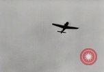 Standbild Adolf Galland allgemeine Der Jagdfleiger besuche AFB Berlin-Staaken Deutschland, 1944, aus Sekunde 27 historischem Filmmaterial Videoclip 65675028706