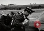 Standbild Adolf Galland allgemeine Der Jagdfleiger besuche AFB Berlin-Staaken Deutschland, 1944, aus Sekunde 28 historischem Filmmaterial Videoclip 65675028706