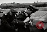 Standbild Adolf Galland allgemeine Der Jagdfleiger besuche AFB Berlin-Staaken Deutschland, 1944, aus Sekunde 29 historischem Filmmaterial Videoclip 65675028706
