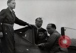 Standbild Adolf Galland allgemeine Der Jagdfleiger besuche AFB Berlin-Staaken Deutschland, 1944, aus Sekunde 30 historischem Filmmaterial Videoclip 65675028706
