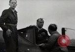 Standbild Adolf Galland allgemeine Der Jagdfleiger besuche AFB Berlin-Staaken Deutschland, 1944, aus Sekunde 31 historischem Filmmaterial Videoclip 65675028706