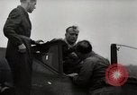 Standbild Adolf Galland allgemeine Der Jagdfleiger besuche AFB Berlin-Staaken Deutschland, 1944, aus Sekunde 32 historischem Filmmaterial Videoclip 65675028706