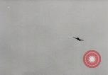 Standbild Adolf Galland allgemeine Der Jagdfleiger besuche AFB Berlin-Staaken Deutschland, 1944, aus Sekunde 34 historischem Filmmaterial Videoclip 65675028706