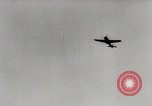 Standbild Adolf Galland allgemeine Der Jagdfleiger besuche AFB Berlin-Staaken Deutschland, 1944, aus Sekunde 35 historischem Filmmaterial Videoclip 65675028706