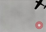 Standbild Adolf Galland allgemeine Der Jagdfleiger besuche AFB Berlin-Staaken Deutschland, 1944, aus Sekunde 36 historischem Filmmaterial Videoclip 65675028706