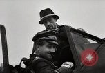 Standbild Adolf Galland allgemeine Der Jagdfleiger besuche AFB Berlin-Staaken Deutschland, 1944, aus Sekunde 42 historischem Filmmaterial Videoclip 65675028706