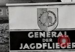 Standbild Adolf Galland allgemeine Der Jagdfleiger besuche AFB Berlin-Staaken Deutschland, 1944, aus Sekunde 44 historischem Filmmaterial Videoclip 65675028706