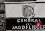 Standbild Adolf Galland allgemeine Der Jagdfleiger besuche AFB Berlin-Staaken Deutschland, 1944, aus Sekunde 45 historischem Filmmaterial Videoclip 65675028706