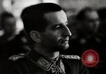 Standbild Adolf Galland allgemeine Der Jagdfleiger besuche AFB Berlin-Staaken Deutschland, 1944, aus Sekunde 59 historischem Filmmaterial Videoclip 65675028706