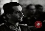 Standbild Adolf Galland allgemeine Der Jagdfleiger besuche AFB Berlin-Staaken Deutschland, 1944, aus Sekunde 61 historischem Filmmaterial Videoclip 65675028706