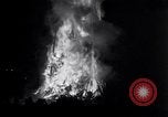 Standbild Bonfire auf der Oregon State Agricultural College Corvallis Oregon USA, 1934, aus Sekunde 28 historischem Filmmaterial Videoclip 65675028715