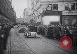 Standbild deutsche Truppen marschieren in der Tschechoslowakei Brünn Mähren Tschechoslowakei, 1939, aus Sekunde 16 historischem Filmmaterial Videoclip 65675028720