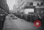 Standbild deutsche Truppen marschieren in der Tschechoslowakei Brünn Mähren Tschechoslowakei, 1939, aus Sekunde 17 historischem Filmmaterial Videoclip 65675028720