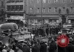 Standbild deutsche Truppen marschieren in der Tschechoslowakei Brünn Mähren Tschechoslowakei, 1939, aus Sekunde 28 historischem Filmmaterial Videoclip 65675028720