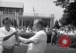 Standbild Babe Ruth und TY Cobb spielt Golf Flushing Long Island New York USA, 1941, aus Sekunde 4 historischem Filmmaterial Videoclip 65675028734