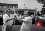 Standbild Babe Ruth und TY Cobb spielt Golf Flushing Long Island New York USA, 1941, aus Sekunde 8 historischem Filmmaterial Videoclip 65675028734