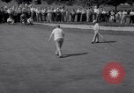 Standbild Babe Ruth und TY Cobb spielt Golf Flushing Long Island New York USA, 1941, aus Sekunde 49 historischem Filmmaterial Videoclip 65675028734