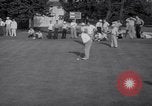 Standbild Babe Ruth und TY Cobb spielt Golf Flushing Long Island New York USA, 1941, aus Sekunde 52 historischem Filmmaterial Videoclip 65675028734