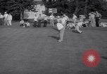 Standbild Babe Ruth und TY Cobb spielt Golf Flushing Long Island New York USA, 1941, aus Sekunde 55 historischem Filmmaterial Videoclip 65675028734