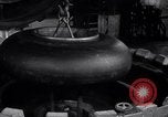 Standbild Test auf Reifen Akron Ohio USA, 1941, aus Sekunde 12 historischem Filmmaterial Videoclip 65675028739