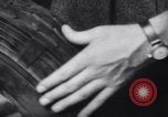 Standbild Test auf Reifen Akron Ohio USA, 1941, aus Sekunde 33 historischem Filmmaterial Videoclip 65675028739