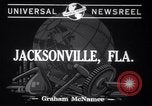 Standbild Barney Connelt in winzigen U-Boot Jacksonville Florida USA, 1941, aus Sekunde 3 historischem Filmmaterial Videoclip 65675028740