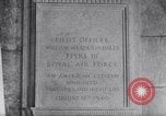 Immagine di Tablet onorando Pilot William Meade Lindsley Londra Inghilterra Regno Unito, 1941, secondo 17 filmato di repertorio 65675028746
