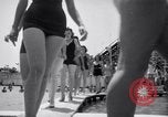 Standbild Modelle in Miss Venus moderne Peagant Coney Island New York USA, 1941, aus Sekunde 26 historischem Filmmaterial Videoclip 65675028752