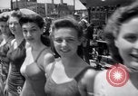 Standbild Modelle in Miss Venus moderne Peagant Coney Island New York USA, 1941, aus Sekunde 36 historischem Filmmaterial Videoclip 65675028752