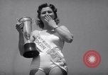 Standbild Modelle in Miss Venus moderne Peagant Coney Island New York USA, 1941, aus Sekunde 55 historischem Filmmaterial Videoclip 65675028752