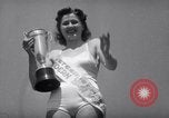 Standbild Modelle in Miss Venus moderne Peagant Coney Island New York USA, 1941, aus Sekunde 56 historischem Filmmaterial Videoclip 65675028752