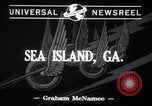 Standbild junge Paare Sand Segeln Sea Island Georgia USA, 1941, aus Sekunde 3 historischem Filmmaterial Videoclip 65675028754