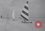 Standbild junge Paare Sand Segeln Sea Island Georgia USA, 1941, aus Sekunde 5 historischem Filmmaterial Videoclip 65675028754