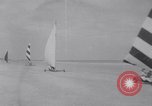 Standbild junge Paare Sand Segeln Sea Island Georgia USA, 1941, aus Sekunde 6 historischem Filmmaterial Videoclip 65675028754