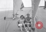 Standbild junge Paare Sand Segeln Sea Island Georgia USA, 1941, aus Sekunde 7 historischem Filmmaterial Videoclip 65675028754