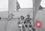 Standbild junge Paare Sand Segeln Sea Island Georgia USA, 1941, aus Sekunde 8 historischem Filmmaterial Videoclip 65675028754
