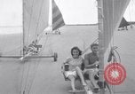 Standbild junge Paare Sand Segeln Sea Island Georgia USA, 1941, aus Sekunde 9 historischem Filmmaterial Videoclip 65675028754