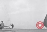 Standbild junge Paare Sand Segeln Sea Island Georgia USA, 1941, aus Sekunde 10 historischem Filmmaterial Videoclip 65675028754