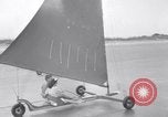 Standbild junge Paare Sand Segeln Sea Island Georgia USA, 1941, aus Sekunde 13 historischem Filmmaterial Videoclip 65675028754
