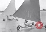 Standbild junge Paare Sand Segeln Sea Island Georgia USA, 1941, aus Sekunde 15 historischem Filmmaterial Videoclip 65675028754