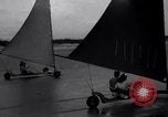 Standbild junge Paare Sand Segeln Sea Island Georgia USA, 1941, aus Sekunde 16 historischem Filmmaterial Videoclip 65675028754