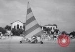 Standbild junge Paare Sand Segeln Sea Island Georgia USA, 1941, aus Sekunde 17 historischem Filmmaterial Videoclip 65675028754