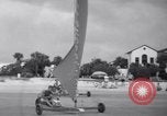 Standbild junge Paare Sand Segeln Sea Island Georgia USA, 1941, aus Sekunde 20 historischem Filmmaterial Videoclip 65675028754